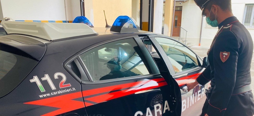 La figlia 20enne chiede aiuto per una lite in famiglia: contro i carabinieri morsi e sedie